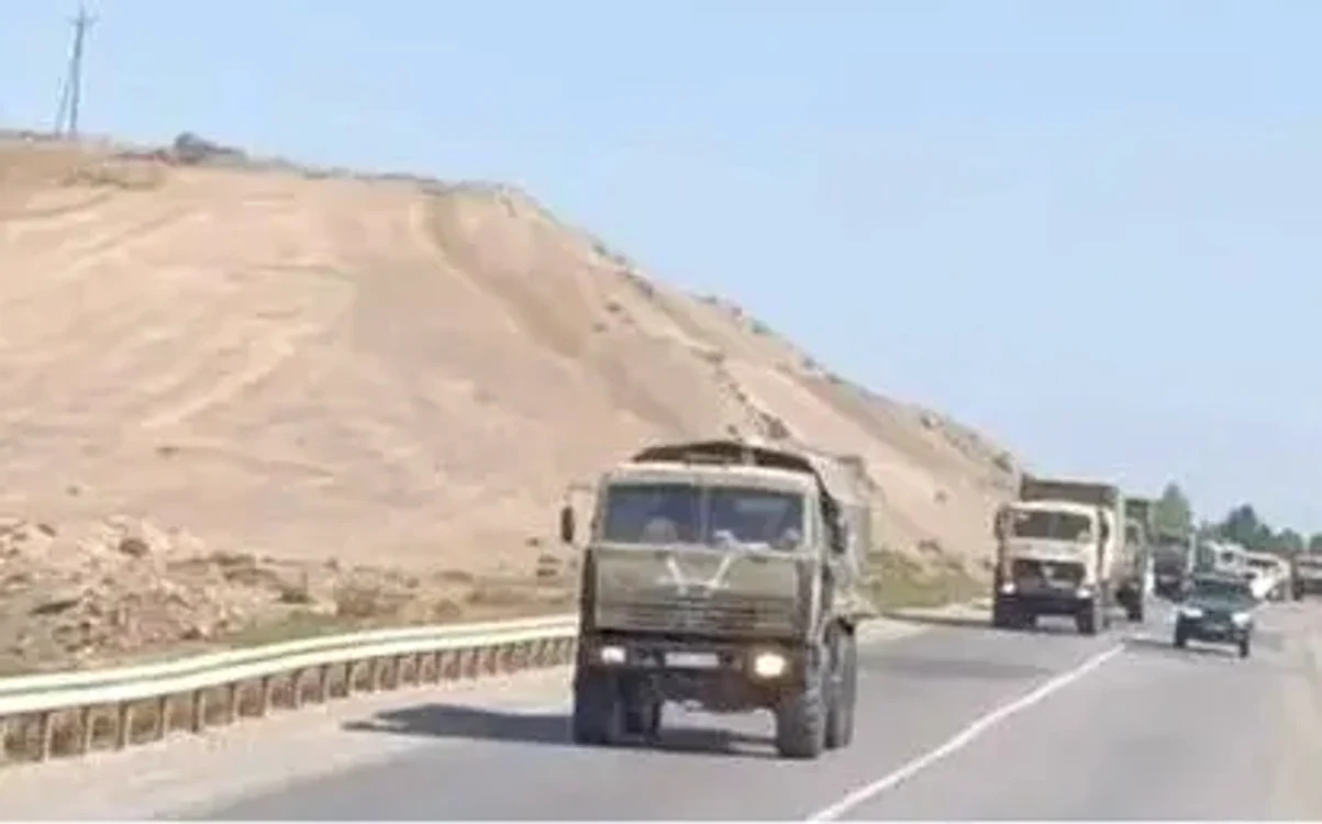 Camioane militare inscripționate cu A inversat îndreptându-se spre graniță FOTO via The Telegraph