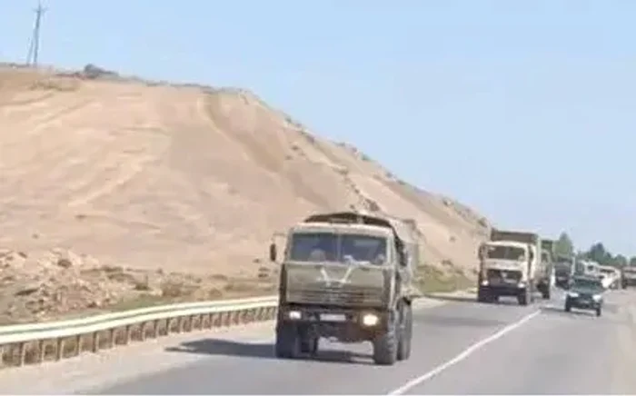 Camioane militare inscripționate cu A inversat îndreptându-se spre graniță FOTO via The Telegraph