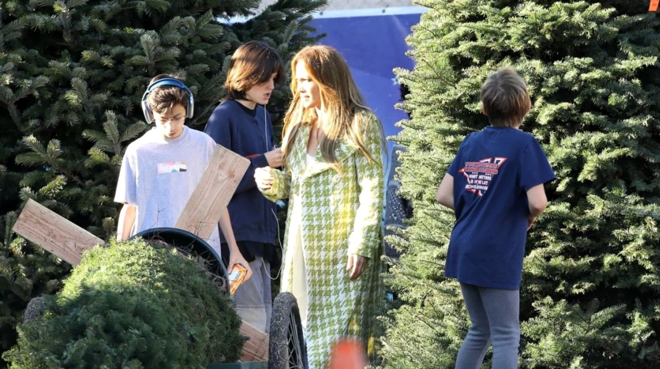 Jennifer Lopez a avut ajutor la alesul bradului de Crăciun (foto Profimedia)