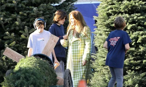 Jennifer Lopez a avut ajutor la alesul bradului jpg