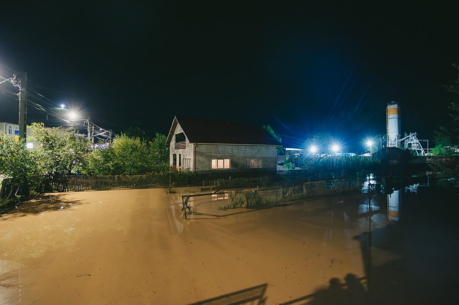 Hude poplave v okrožjih Neamț in Suceava: ena smrtna žrtev, evakuacije in uničeni cestišči