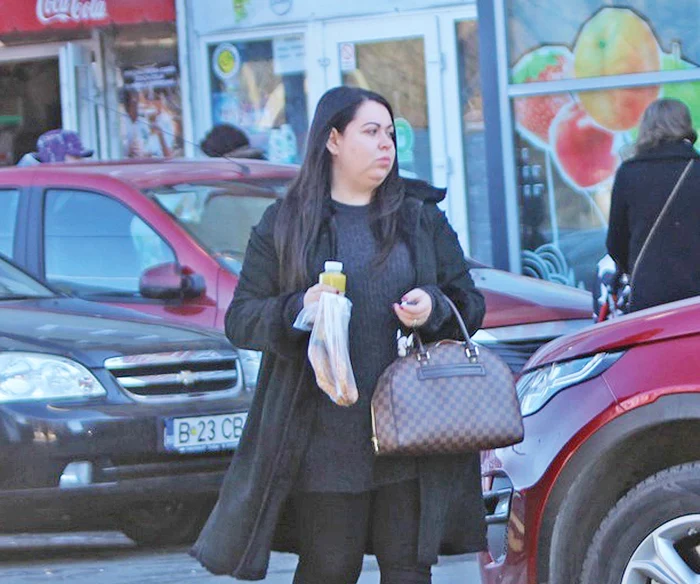 Oana Roman pofteşte la produsele de patiserie