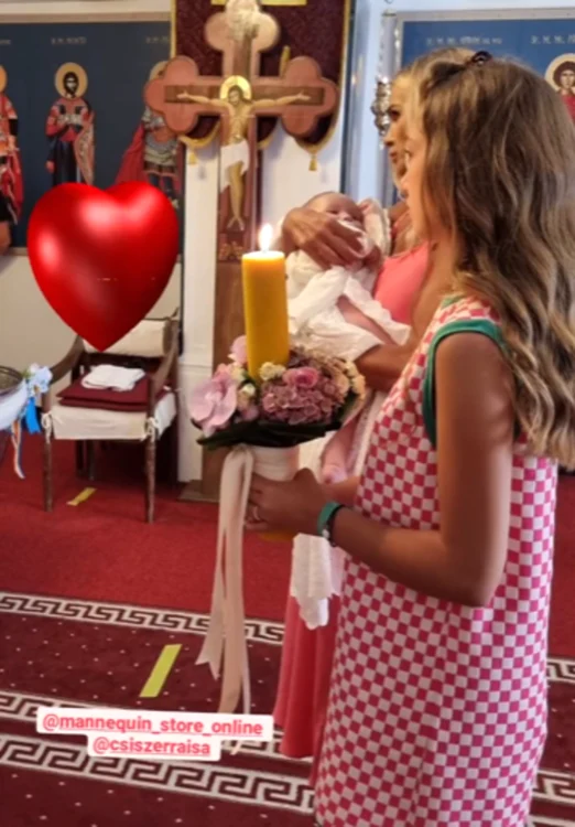 
    Micuța a fost foarte cuminte în bisericăfoto: Instagram  