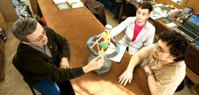 Profesorul Ion Băraru şi elevii săi vor lucra la noile proiecte într-un laborator modern