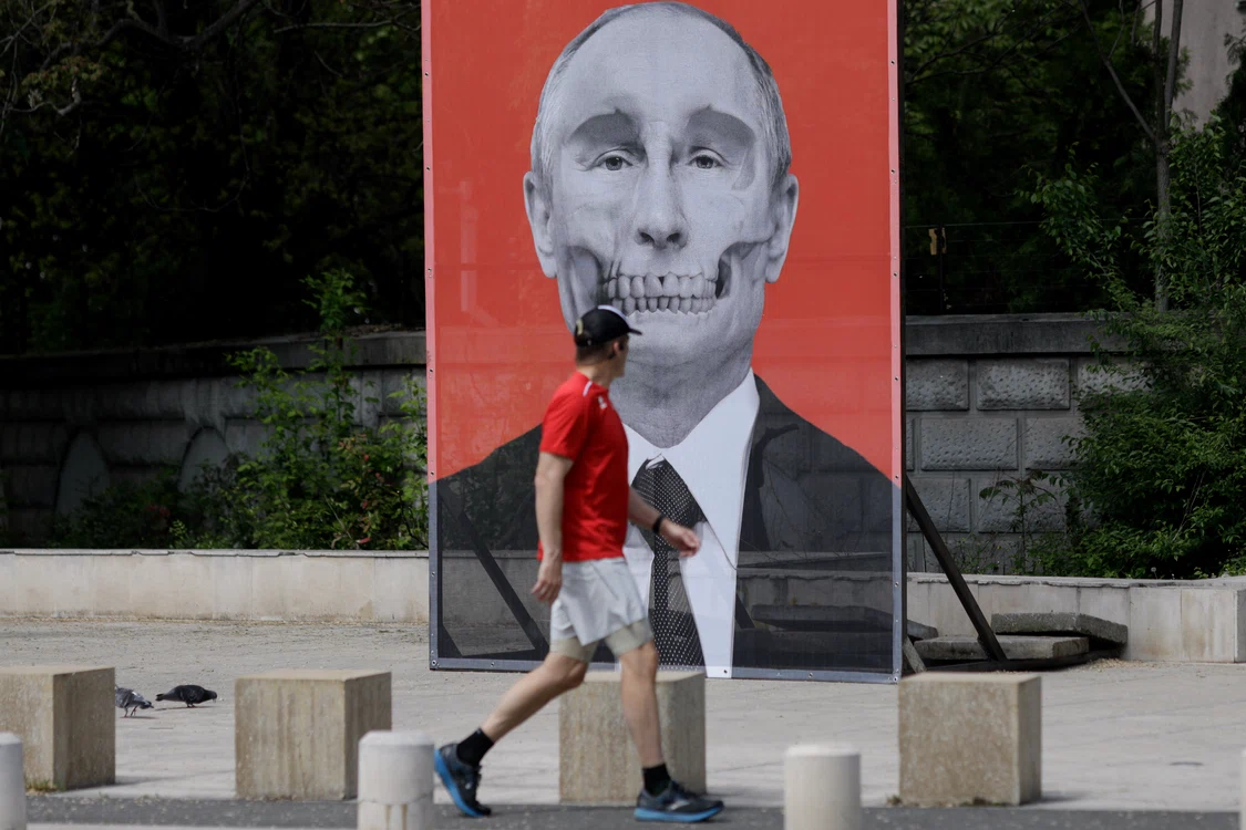 Expoziție de artă, în semn de protest, în fața Ambasadei Rusiei. FOTO: Inquam Photos / George Călin