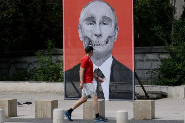 Psihologia din spatele adorației pentru dictatori: „Oamenii sunt dispuși să-și amaneteze viitorul pentru o mână forte”