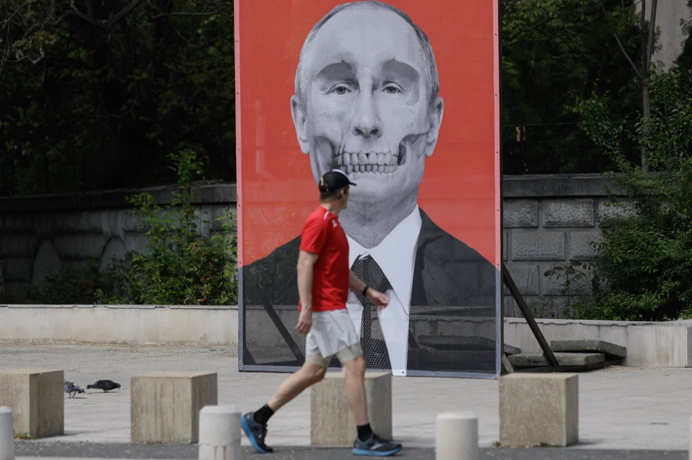 Psihologia din spatele adorației pentru dictatori: „Oamenii sunt dispuși să-și amaneteze viitorul pentru o mână forte”