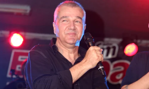 Solistul Holograf a glumit pe seama cicatricii pe care o are pe gât (foto: Roberto Sălceanu) jpeg