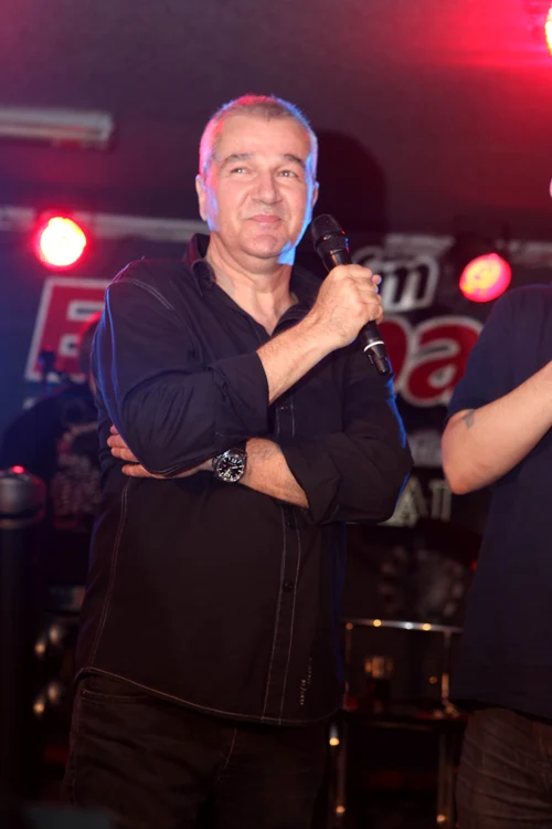 Solistul Holograf a glumit pe seama cicatricii pe care o are pe gât (foto: Roberto Sălceanu)