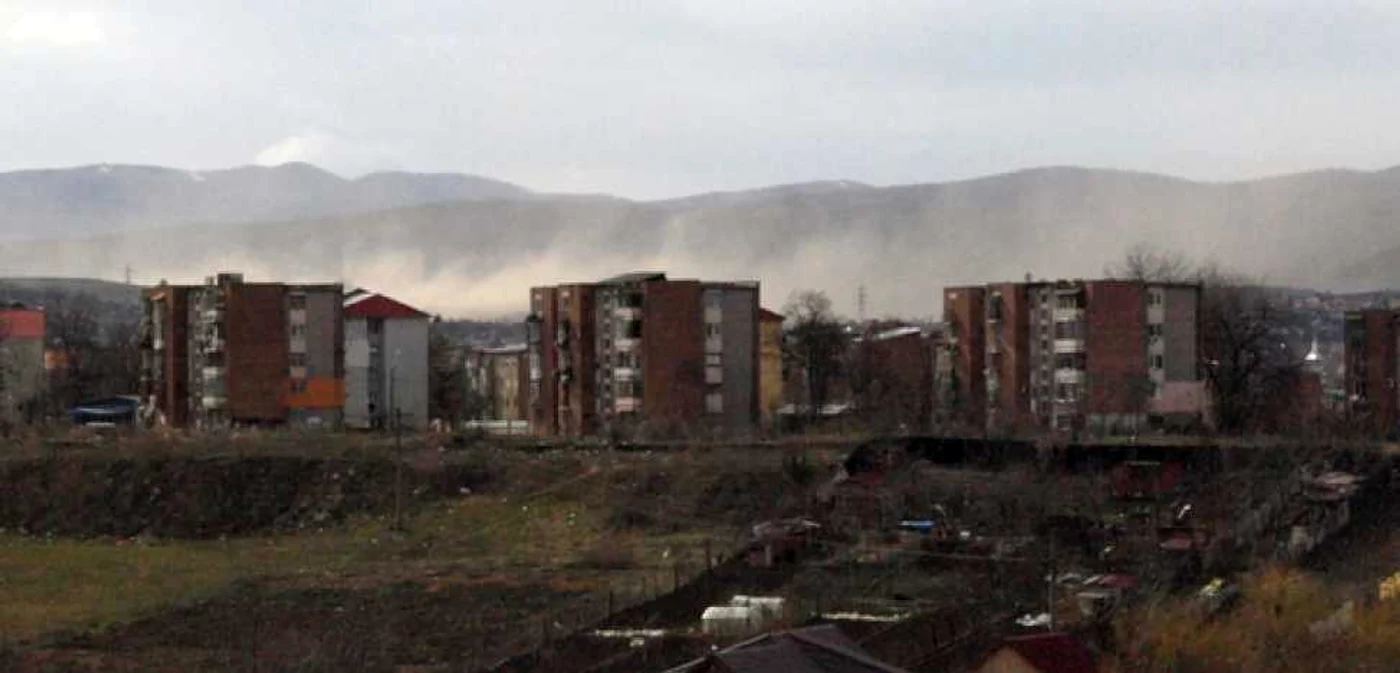 Praful provenit de la haldele de steril a acoperit Hunedoara. FOTO: D. Guţă