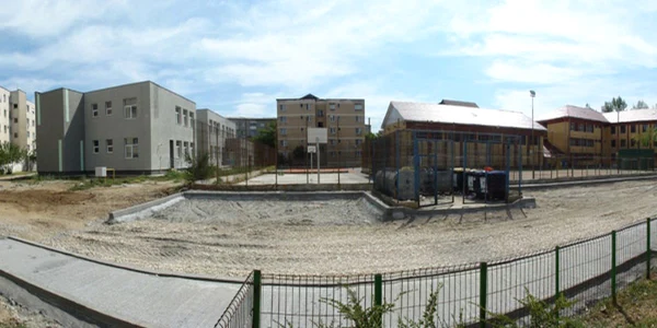 Cea mai nouă grădiniţă de copii din Slatina (stg.) este în spatele terenului de sport al Şcolii generale "Eugen Ionescu"