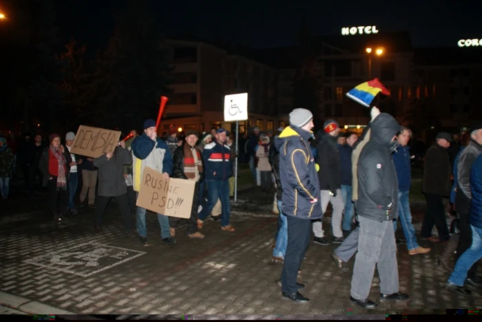 Bistriţenii şi-au strigat nemulţumirile în stradă cu privire la modificările legislaţiei penale FOTO: Bianca Sara