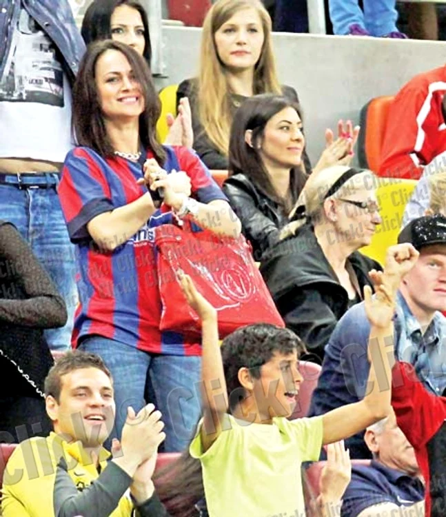 Laura Keşeru, fericită  marţi seara, alături de  soţ, pe Naţional Arena,  la festivitatea prin care  Steaua a sărbătorit  câştigarea titlului (Fotografii. Mihai Ionescu)