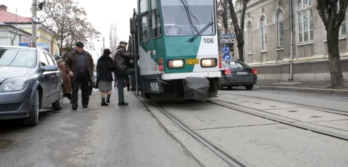 Abonamentul unic va fi folosit pe toate traseele, indiferent de mijlocul de transport. FOTO Adevărul Ploieşti