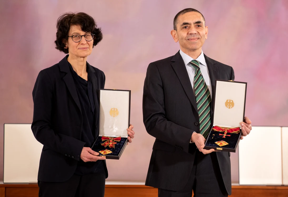 
    Soţii Ozlem Tureci şi Ugur Sahin, cofondatorii companiei BioNTech, au fost decoraţi de preşedintele Germaniei foto: GettyImages  