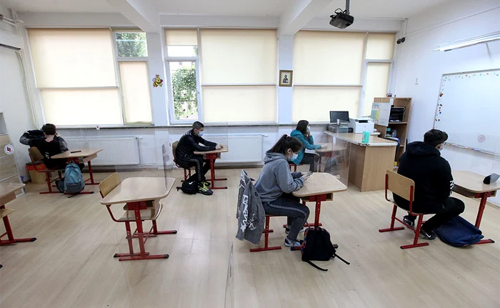 Băncile au fost montate cu distanţă de 2 metri între ele 