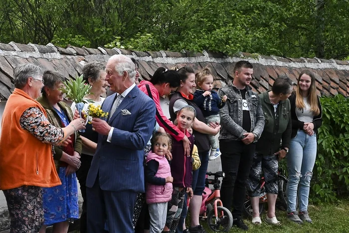 Regele Charles, așteptat de localnici cu flori de câmp FOTO EPA EFE