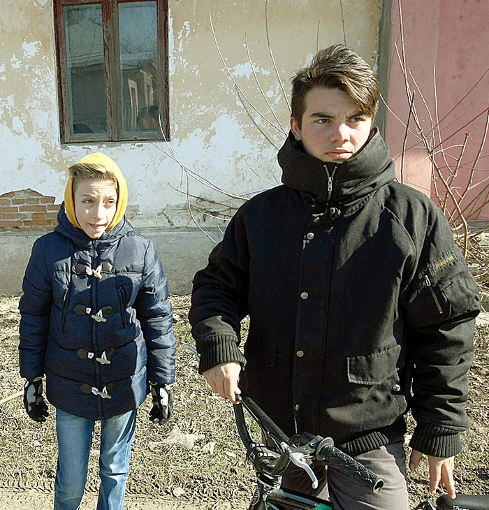 George şi Alin învaţă la etaj şi nu au fost afectaţi de gazele emanate de centrala termică