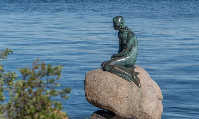 Statuia Micii Sirene din Copenhaga (foto: Pixabay)