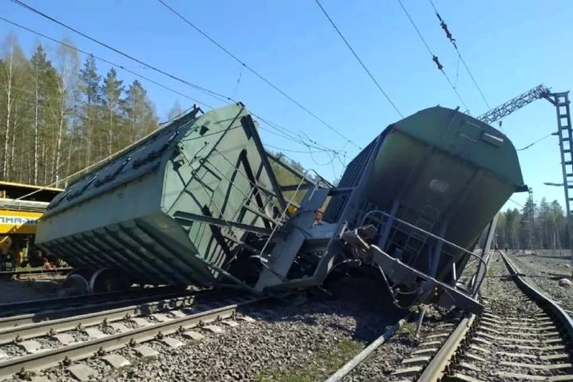 Cel puțin doi oameni au murit după ce un tren a deraiat în Rusia FOTO @LXSummer1 / X 