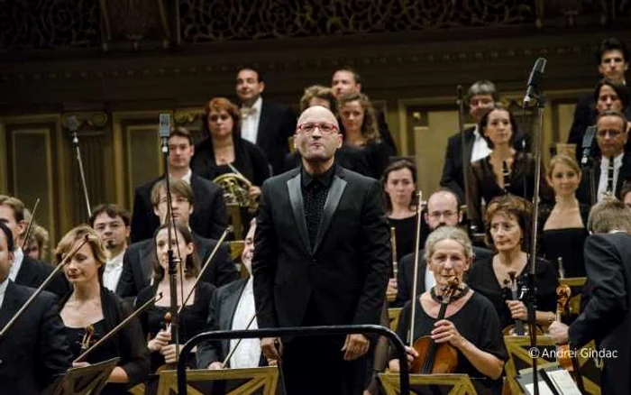 Dirijorul Enrique Mazzola a condus Orchestra Naţională Île-de-France FOTO: Andrei Gîndac
