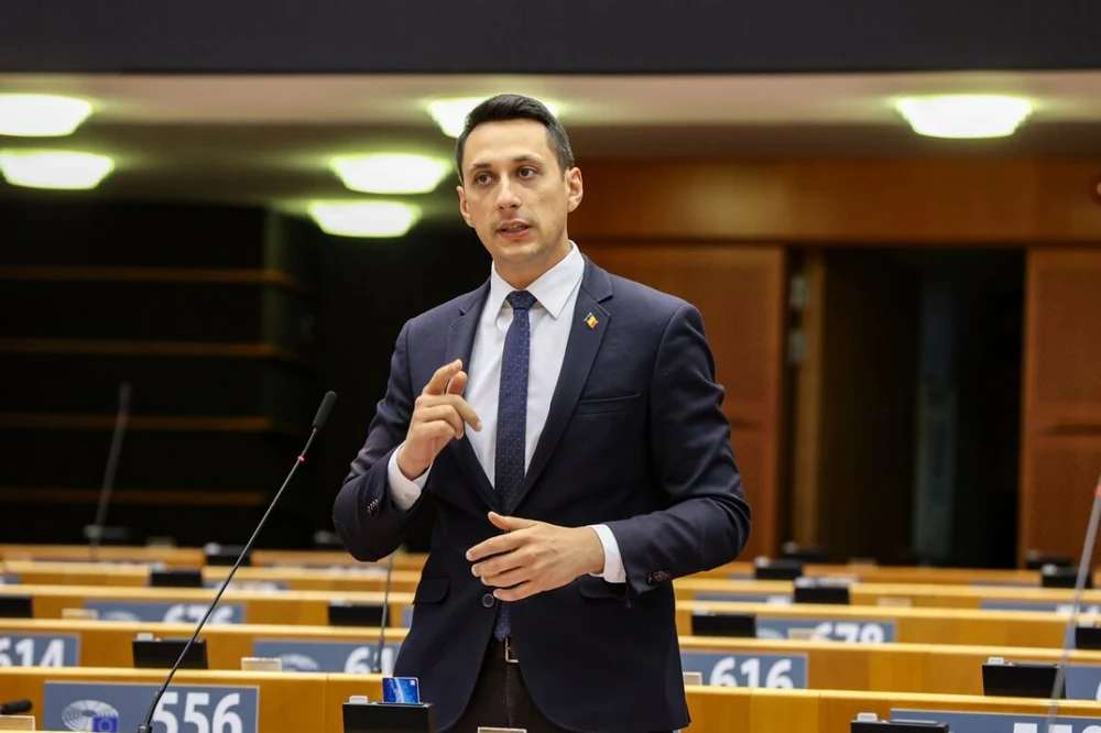 Fostul europarlamentar Vlad Gheorghe solicită retragerea statutului de utilitate publică al fundației lui Năstase după fotografiile cu Putin