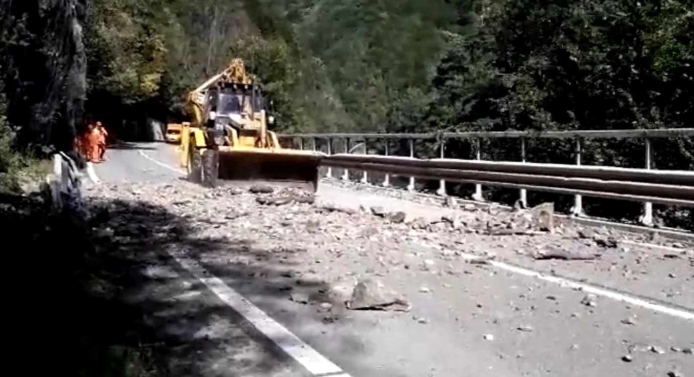 Versantul unui munte de pe Defileul Jiului va fi dinamitat