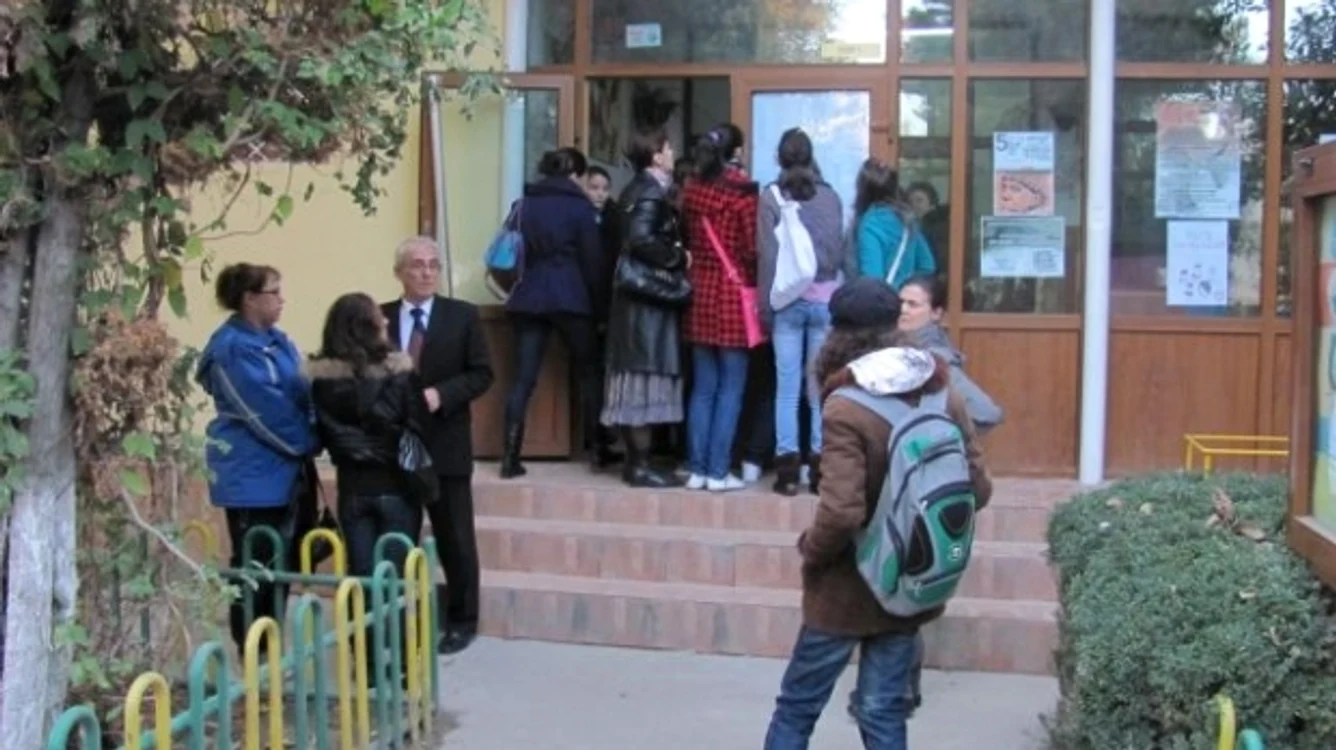 O elevă din clasa a XII-a, de la Liceul de Chimie Călărași, a fost bătută în fața colegilor