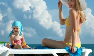 femeie cu copil la plaja fotolia 15779982 subscription l jpeg