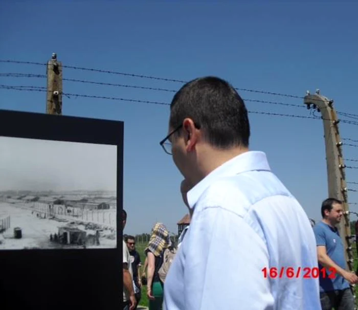 Victor Ponta, la muzeul fostului lagăr comunist Auschwitz (foto:Facebook)