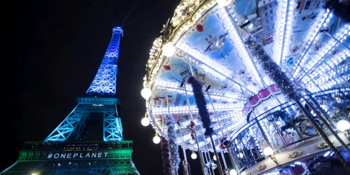 Turnul Eiffel este iluminat în verde şi albastru culorile Summit-ului One Planet în Paris Franţa FOTO EPA – EFE / Julien de Rosa