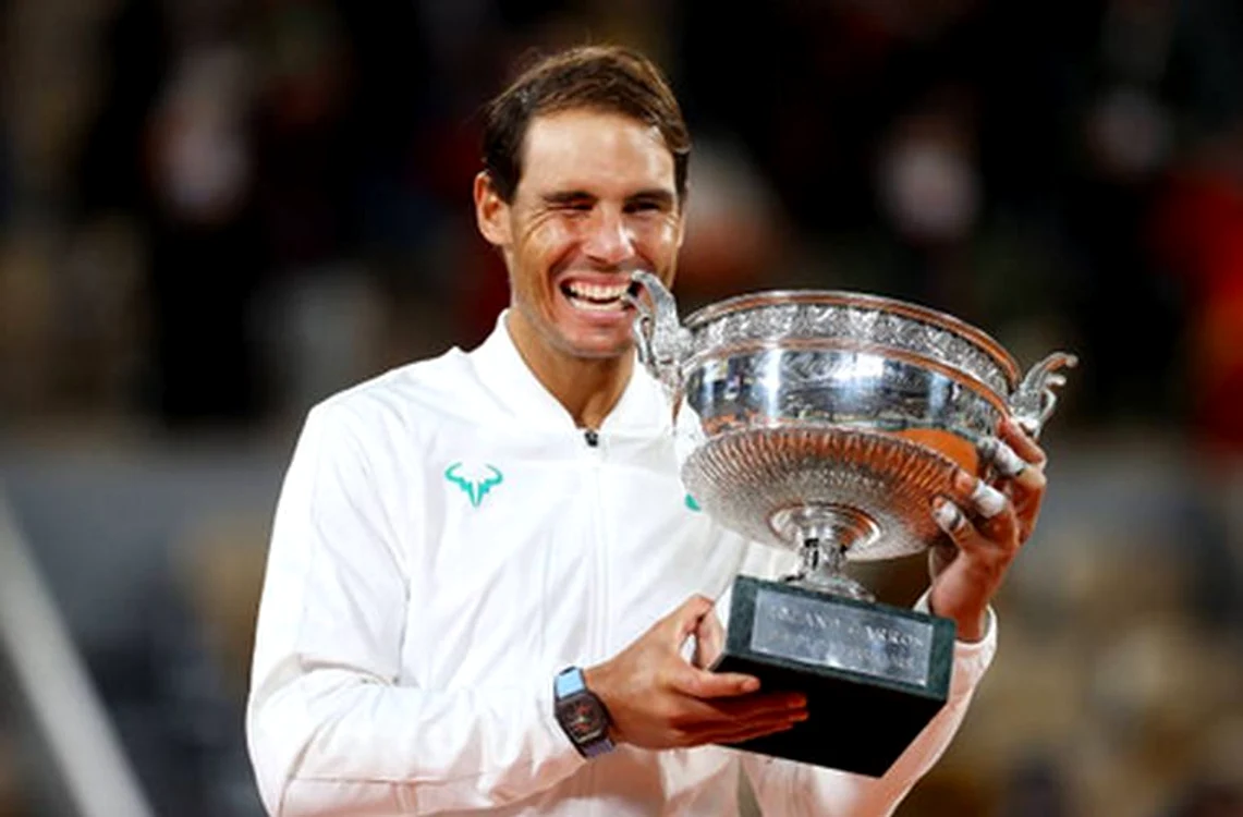 
    Rafael Nadal, cu trofeul 13 cucerit la Roland GarrosFoto: Guliver/ GettyImages  