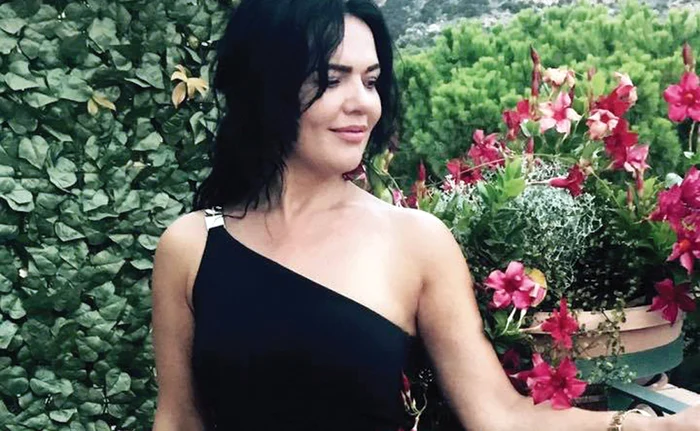 
    Ioana adoră florile  