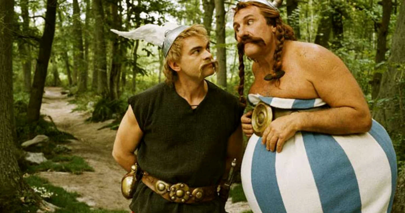 Actorii francezi Christian Clavier (Asterix) şi Gerard Depardieu (Obelix)