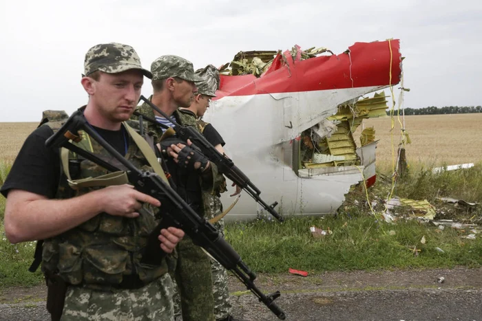 Rebeli prorusi ingradind accesul la epava avionului Boeing FOTO EPA-EFE