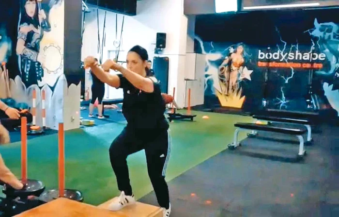 Mușchii picioarelor și-i lucrează făcând sărituri 