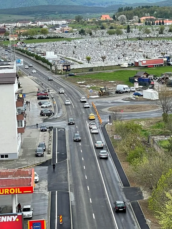 Giratoriul dezaxat de la ieşirea din Sibiu spre Cisnădie Foto FB Maria Teodora
