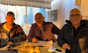 Chef Cătălin Scărlătescu,  Răzvan Covaci și Puiu Leder, trei bucătari pe barca în Grecia