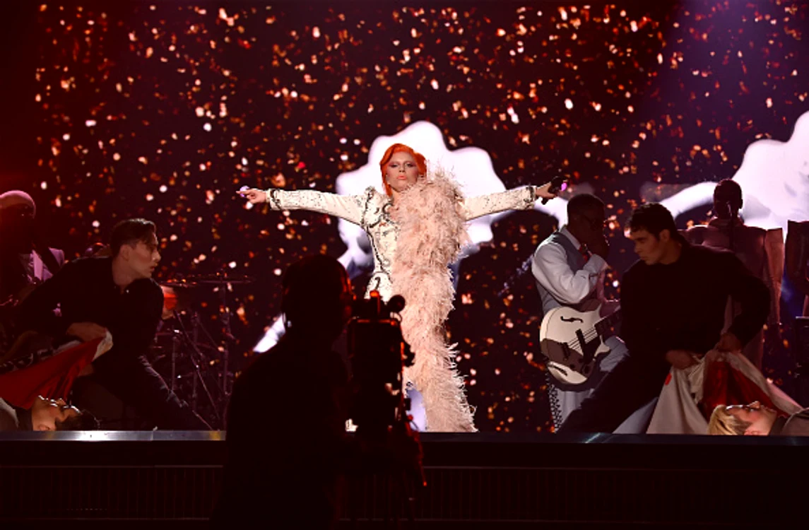 Lady Gaga i-a adus un omagiu plin de energie și culoare lui David BowieFoto: Getty