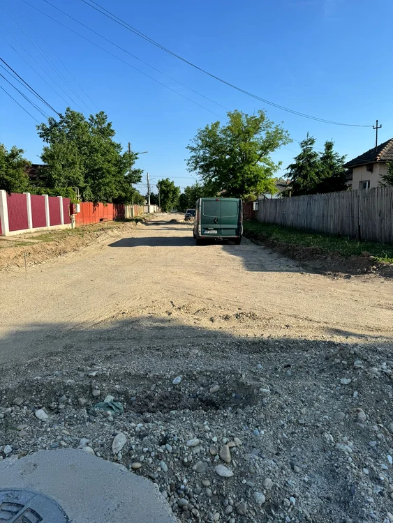 Cetățenii i s-au plâns primarului că își rup mașina pe drumurile din oraș FOTO: cititor Adevărul