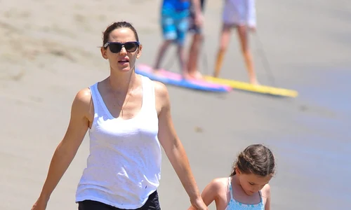 Jennifer Garner & Seraphina Affleck Enjoy A Day At The Beach In Malibu jpeg