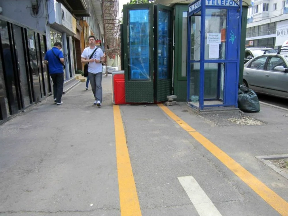 În Dorobanţi, pista de biciclete se opreşte într-un chioşc de ziare FOTO: OPTAR.ro