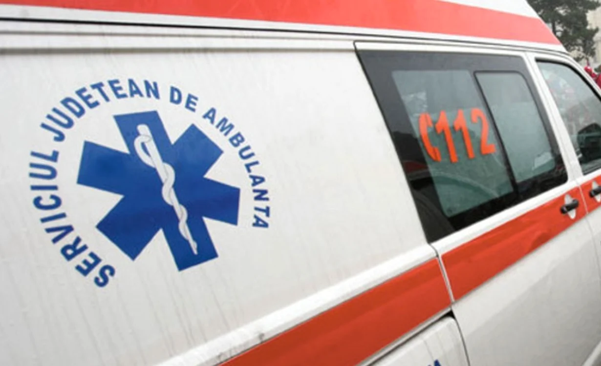 
    Medicii din ambulanță și persoanele din autoturism au fost răniteFoto Click!  
