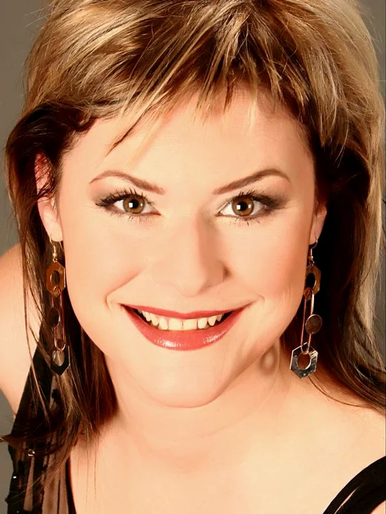 frumoasa și talentata Mălina Olinescu, fiica solistei Doina Spătaru, s-a sinucis pe 12 decembrie 2011. Luna următoare, pe 29 ianuarie 2012, ar fi împlinit 37 de ani. FOTO: Facebook