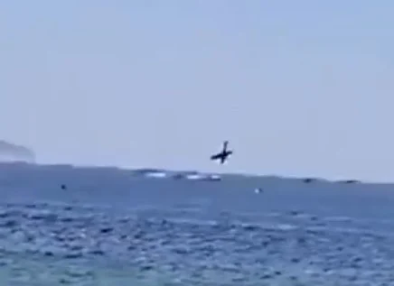 Un avion ușor s-a prăbușit pe o plajă din în Brazilia. Turiștii au filmat momentul în care aparatul cade în mare