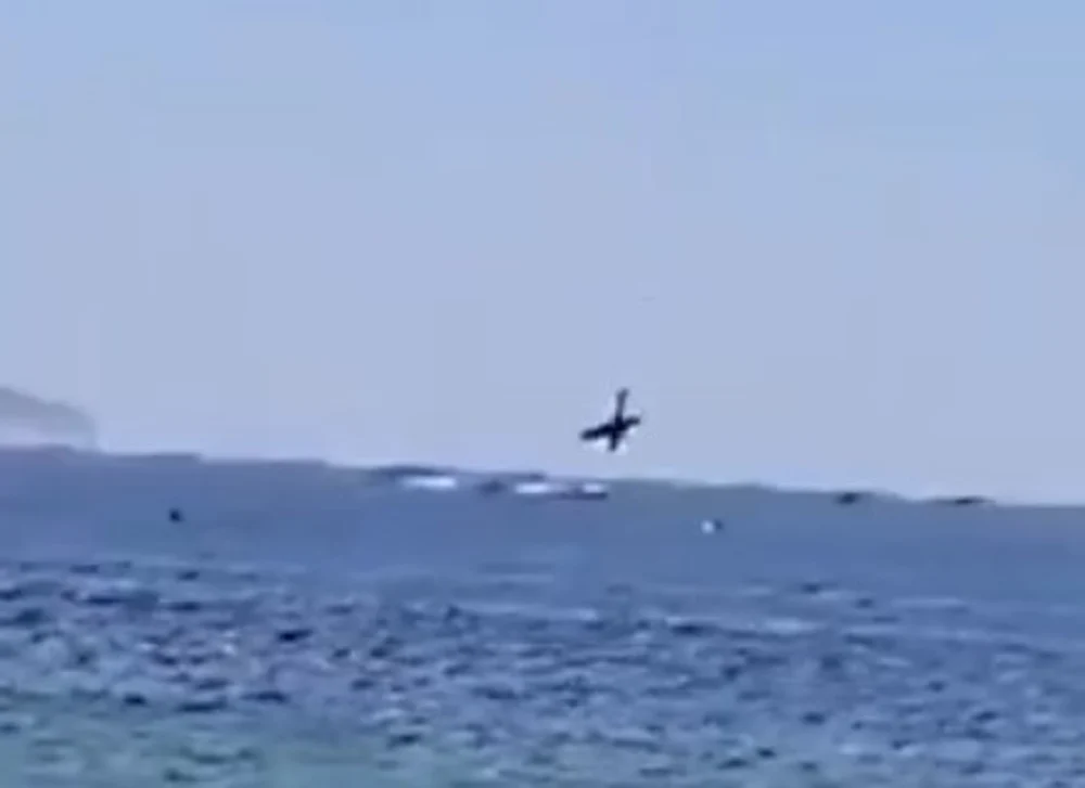 Un avion ușor s-a prăbușit pe o plajă din în Brazilia. Turiștii au filmat momentul în care aparatul cade în mare