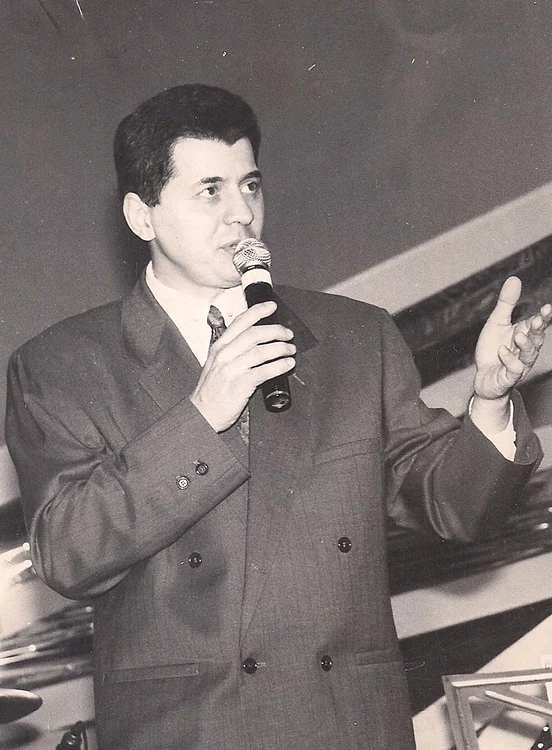 
    În anii ‘80, Octavian  Ursulescu era cel mai  popular prezentator  de evenimente. Avea  carismă şi era un bărbat  bine, adulat de românce   