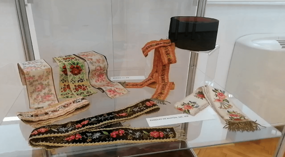 Lux și eleganță la Muzeul Județean Olt. Obiecte-tezaur de la Muzeul Brukenthal pot fi admirate timp de două luni