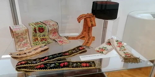 Expozitia „Sobrietate și stil în moda transilvăneană”, vernisată la Muzeul Judetean Olt mp4 thumbnail png