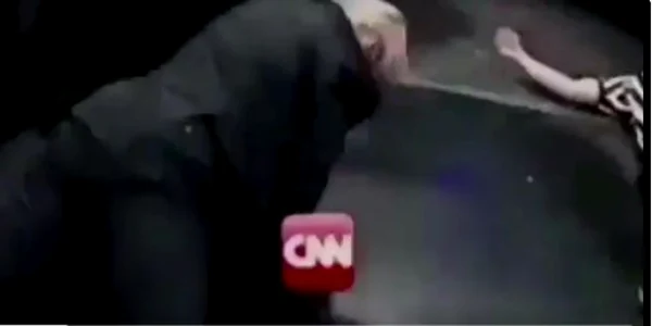 Filmulet care prezinta cum Donald Trump loveste sigla CNN FOTO Captura de ecran Twitter @realDonaldTrump